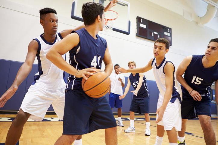 Jeunes adolescents qui profite de l'avantage du sport à l’école